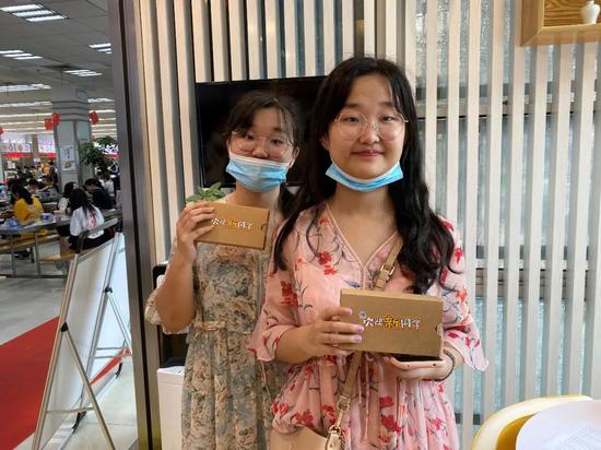  双胞胎姐妹花报到 本文图片均由复旦大学提供